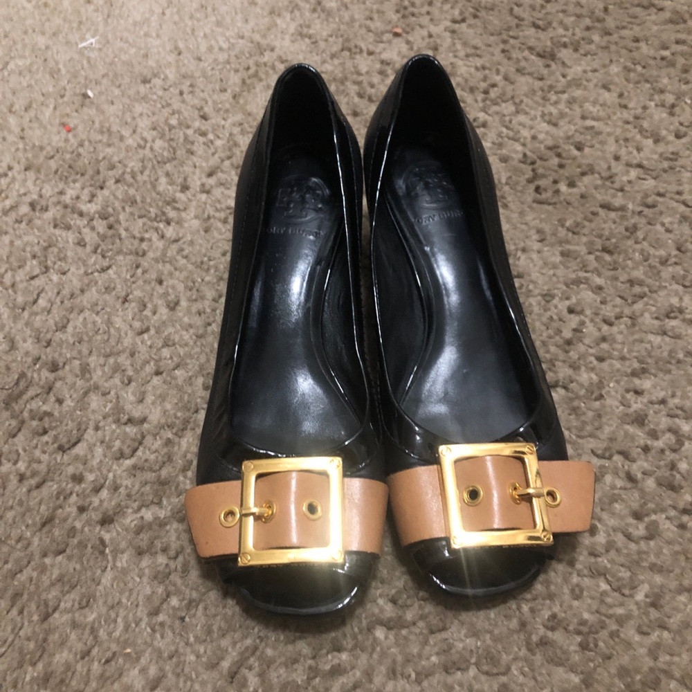 Tory Burch Leather Pump Black with Tan Buckle Women’s Size 8. Beautiful price190